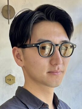 カムジーヘッドカミノウラ(COMEGHEAD KAMINOURA) センターパートスパイラルパーマツーブロック刈り上げメンズヘア