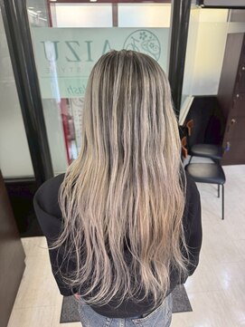 アイズ 本厚木(AIZU) シャドウルーツ ホワイトカラー