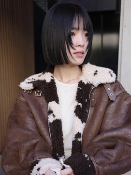 ストレートボブ×顔まわりレイヤー×ダークグレー