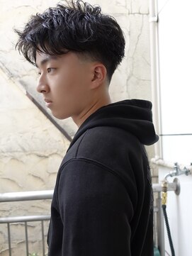 ノラ シブヤ(NORA) アクティブショートピンパーマテーパーフェード刈り上げ短髪黒髪