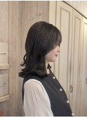ツヤ感と抜け感を楽しめる暗髪ミディアム◎