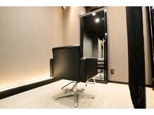 フィオーレ ヘアデザイン(FIORE hair design)の雰囲気（周りを気にせずゆったり過ごせる、仕切りのあるセット面◎）