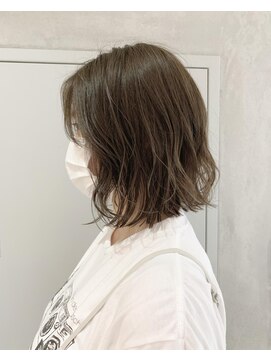 ヨーク(YOKE) YOKE グレーベージュ 切りっぱなしボブ 大人かわいい