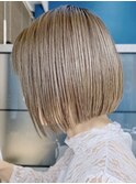 大人らしさが出るシアーベージュカラー×切りっぱなしボブ
