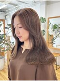 柔らかな質感とツヤが魅力の「大人のレイヤースタイル」