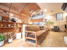 マッシュ アドベ 八戸ノ里(MASHU ADOBE)の雰囲気（癒しのグリーンが目印、ゆっくりお寛ぎ頂ける自然光が入るお店。）