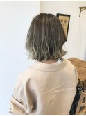 赤みのないオリーブグレージュ/外ハネボブ