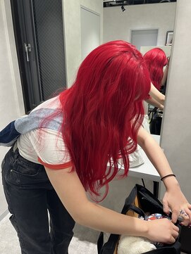 リアン バイ キートス(Lien by kiitos) 赤髪/派手髪/ブリーチ/ビビッドレッド