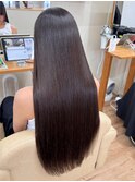 ツヤ感たっぷりストレートヘア