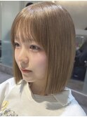 ショートボブ×ミルクティーベージュ