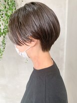 テトヘアー(teto hair) ハンサムショート、前下がり、センターパート、グレージュ
