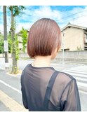 外ハネが映えるミニボブ