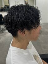 ヒュイル バイ ニアウ(Hwyl by Niau) メンズカットパーマ波巻きスパイラルパーマセンターパートカット