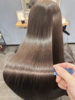 髪質改善でパサつき髪に潤いを！ぺたんこやひろがりも気にならない、ワンランク上の美髪へと導きます♪