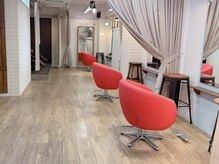 ヘアマコリン (Hair Macolin)の雰囲気（☆☆ナチュラルな木目と白でカジュアルにまとまった店内☆☆）