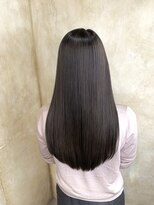 ユニーク(UniQ)&nbsp;乾かしただけでサラツヤな縮毛矯正。ダークオリーブを添えて