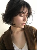 目にかかるカール前髪とニュアンスボブ。