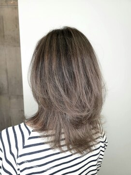 サネリ(Saneli) 白髪ぼかしハイライト×レイヤースタイル