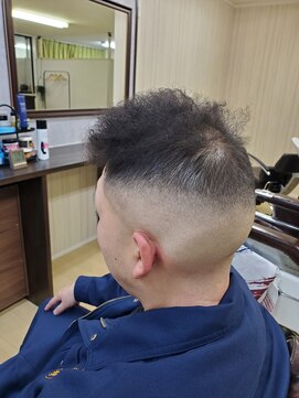 ハングアウト(Hangout) 針金パーマ×フェードカット