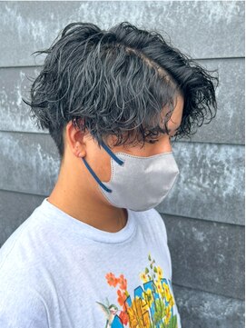 ヒュイル バイ ニアウ(Hwyl by Niau) メンズマッシュパーマ波巻きスパイラルパーマニュアンスパーマ