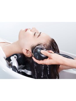 CMで話題の【RefaファインバブルVEENA】を導入！プレミアムサロンで頭浸浴体験を。髪の美しさを最大限に◎