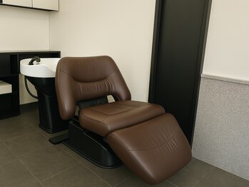 スノッブ HAIR SNOBの写真/【西京区洛西】首に負担のかからないシャンプー台での極上タイム！日々の疲れを癒やしながら美しい髪へ☆