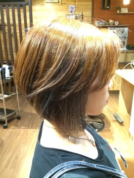 カシュカシュヘア(Cache-Cache hair) 揺れると出てくるシルバーカラー