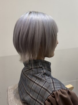 ラビス クローバー(Lovis clover) 真っ白ホワイトカラーにミニウルフカット♪あゆむ