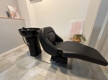 半個室のシャンプー台でごゆっくりおくつろぎくださいませ。