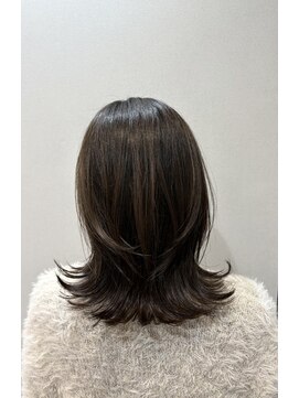 リヴナ(Livna) グレージュ外ハネレイヤー◎