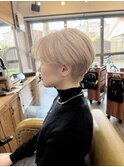 センターパート　ハンサムショート　ホワイトブロンド
