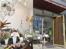 アムリタヘアー AMRITA hairの雰囲気（お花屋さんから通っていくと奥にサロンの看板があります★）
