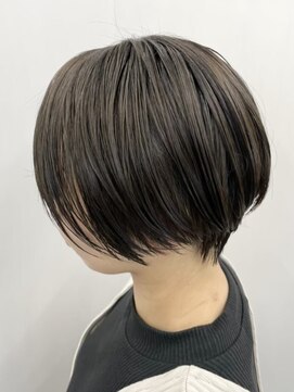 クローズ(cross-z) アッシュカラーツヤ感ノーブル前下がりショート20代30代モテ髪