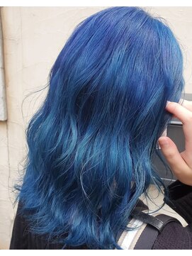 サーティーン(THIRTEEN) ブリーチ有り。鮮やかブルーヘアー(^ー^)