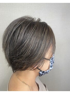 リリ(Liri material care salon by JAPAN) 細かめハイライトでつくるグレイヘア