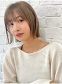 柔らかベージュ×外はねボブ