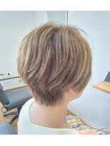 クッカ(kukka) 明るめカラーとハイライトを効かせたショートスタイル