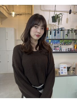 ピノ(pino.) ミディアムレイヤーシースルバング顔まわりカット