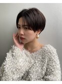丸みショート前下がりセンターパートハンサムくびれショート