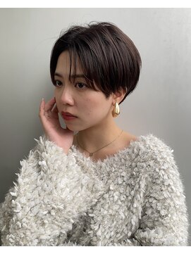 エアー 青山(AIR) 丸みショート前下がりセンターパートハンサムくびれショート