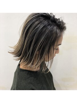 トルネード(TORNADO) 外国人風ボブ ハイライトバレイヤージュ グレージュ　白髪ぼかし