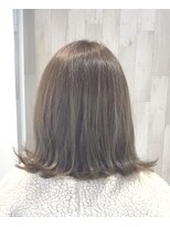 マニス(manis)&nbsp;大人可愛い30代40代50代◎つややかアッシュ系カラー外はねミディ