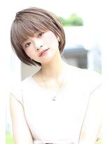 アンド ストーリーズ(&STORIES)&nbsp;耳かけ/ショートボブ/フォギーベージュ/ウェーブパーマ【江角】