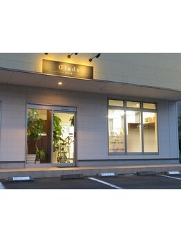 豊富に取りそろえた薬剤を、お客様のなりたいヘアスタイルや髪の状態に合わせてカスタマイズしてご提案！