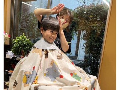 お子様用補助椅子あり。パパママが抱っこしてカットも0歳より◎