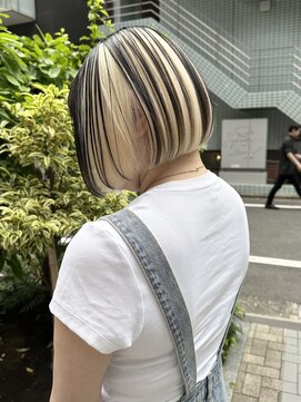 ヌエン 渋谷(NU/EN) 最新トレンドのアンブレラカラーとホワイトブロンドのデザイン