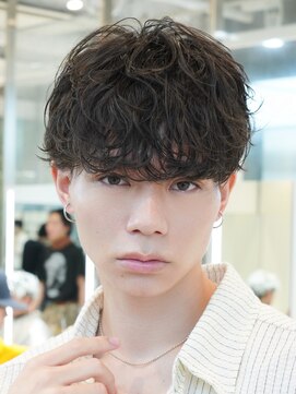 バイフィフス 原宿/表参道(by fifth) 緩め波巻きスパイラルパーマシャドウパーマメンズセンターパート