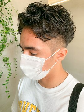 テトヘアー(teto hair) くるくるパーマ、刈り上げ、サイドパート、しっかりパーマ