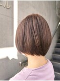 ベージュ+前上がりボブ