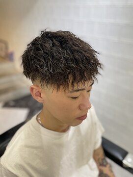 メリケンバーバーショップ フクオカ(MERICAN BARBERSHOP FUK) 波巻き束感ショートツーブロックマッシュアップバングコンマヘア